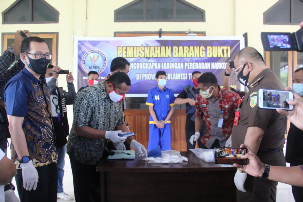 BNNP Sultra Musnahkan Barang Bukti Narkotika Golongan I Jenis Sabu Sebanyak 951,27 gram BNNP Sultra Musnahkan Barang Bukti Narkotika Golongan I Jenis Sabu Sebanyak 951,27 gram