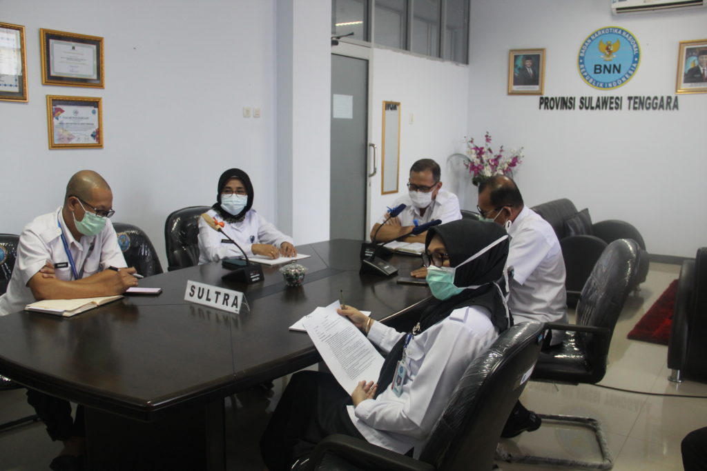 Kepala BNNP Sultra Lakukan Pengecekan Pegawai Melalui Video Conference Kepala BNNP Sultra Lakukan Pengecekan Pegawai Melalui Video Conference