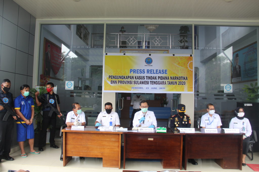 1 Orang Diduga Pengedar Ganja Diamankan BNNP Sultra 1 Orang Diduga Pengedar Ganja Diamankan BNNP Sultra