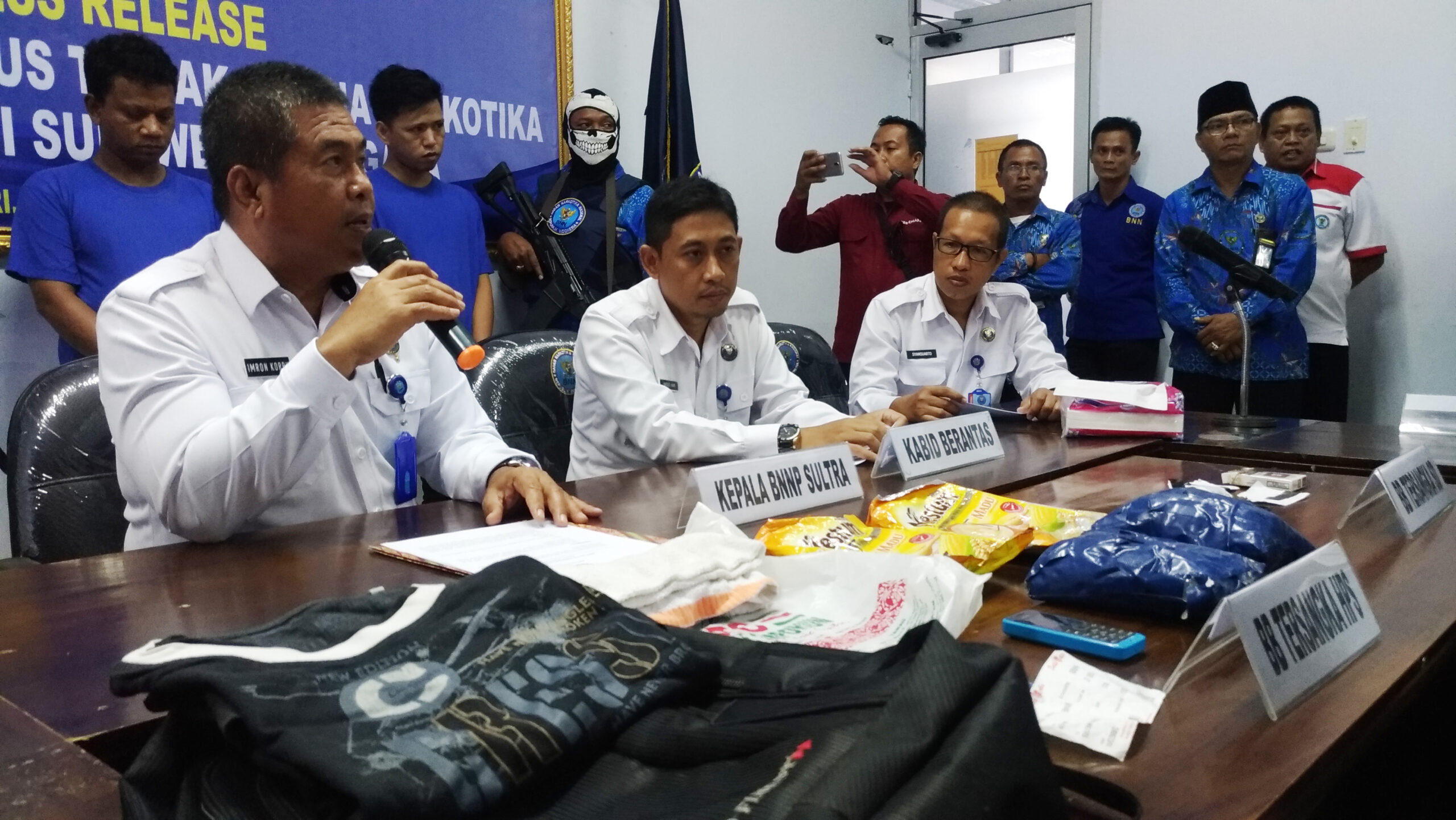 Dua Tersangka Kurir Sabu Berhasil diamankan BNNP Sultra Dua Tersangka Kurir Sabu Berhasil diamankan BNNP Sultra