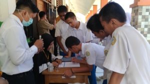 BNNP Sultra Sosialisasi dan Test Urine di SMA Swasta Kesehatan Mandonga