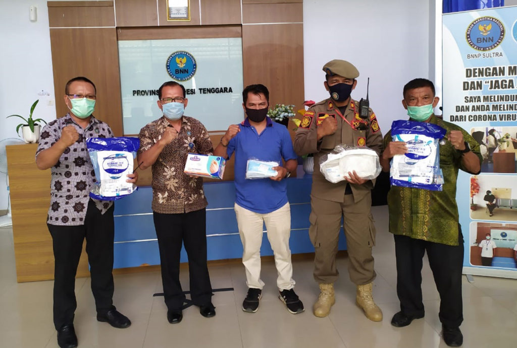 Satgas Covid-19 BNNP Sultra Terima Bantuan APD dari Gubernur Sultra Satgas Covid-19 BNNP Sultra Terima Bantuan APD dari Gubernur Sultra