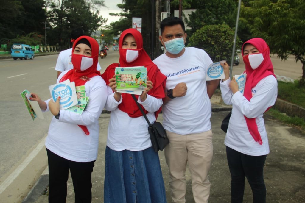 Pasca HANI 2020: BNNP Sultra tempel dan Bagikan Stiker di Perempatan Tamkot Pasca HANI 2020: BNNP Sultra tempel dan Bagikan Stiker di Perempatan Tamkot