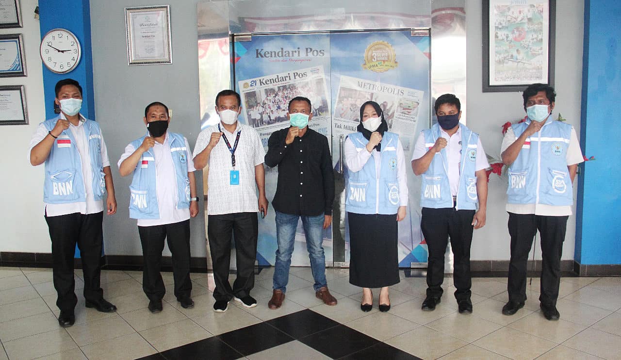 Perangi Narkoba di Lingkungan Kerja, Kendari POS bersama BNNP Sultra Gelar Pemeriksaan Urine Sebanyak 45 Pejabat dan karyawan