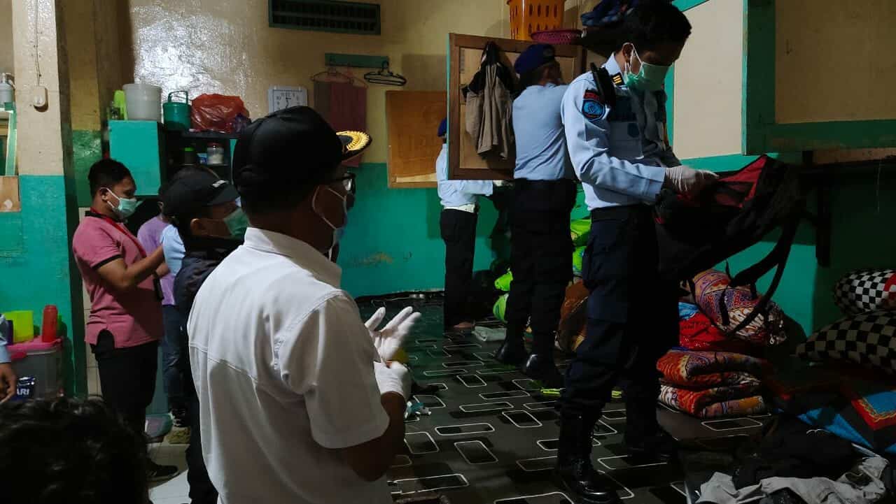 Kanwil Kemenkumham Sultra - BNNP Sultra Gelar Sidak di Lapas Klas IIA Kendari Kanwil Kemenkumham Sultra - BNNP Sultra Gelar Sidak di Lapas Klas IIA Kendari