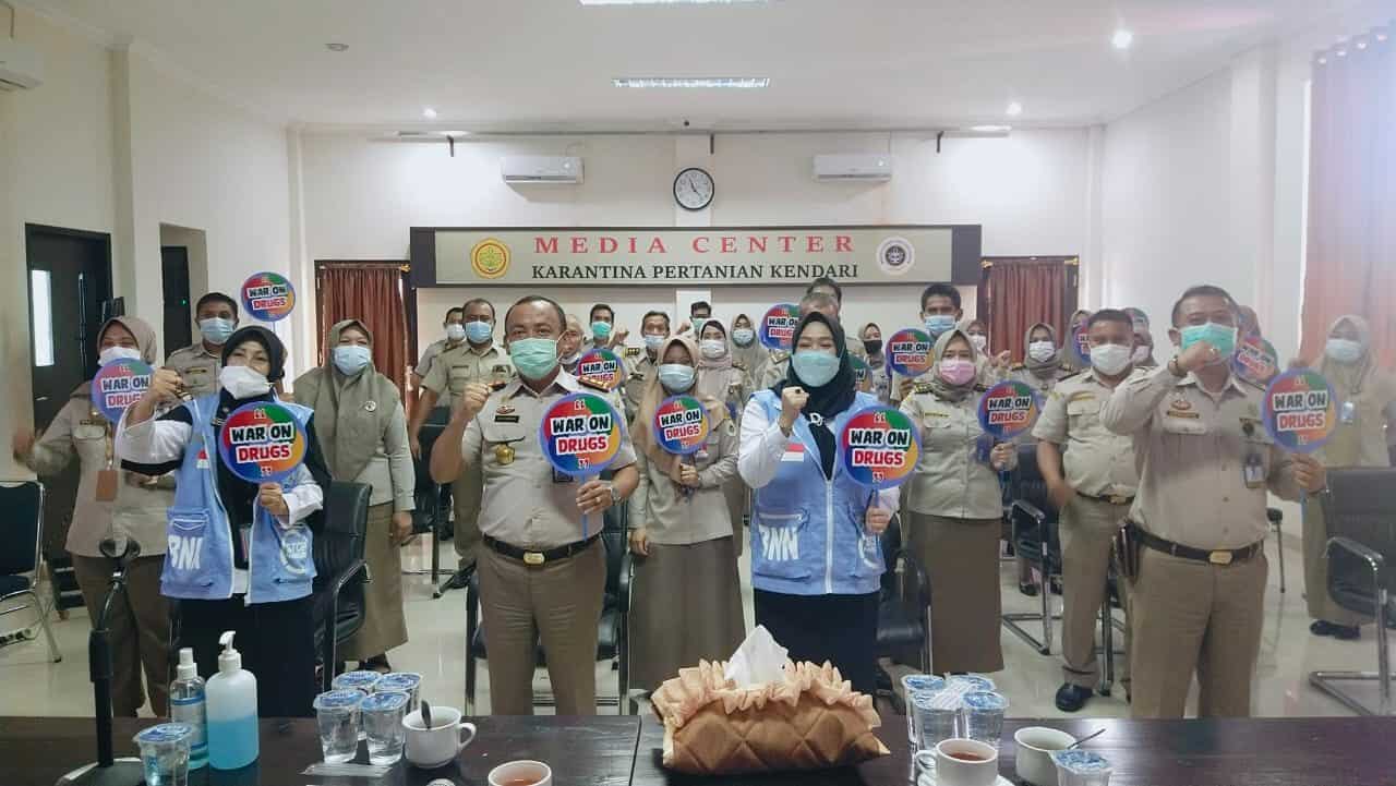 Ciptakan Lingkungan Kerja Bersih Narkoba, Balai Karantina Pertanian Kelas II Kendari - BNNP Sultra Gelar Sosialisasi dan Test Urine Ciptakan Lingkungan Kerja Bersih Narkoba, Balai Karantina Pertanian Kelas II Kendari – BNNP Sultra Gelar Sosialisasi dan Test Urine