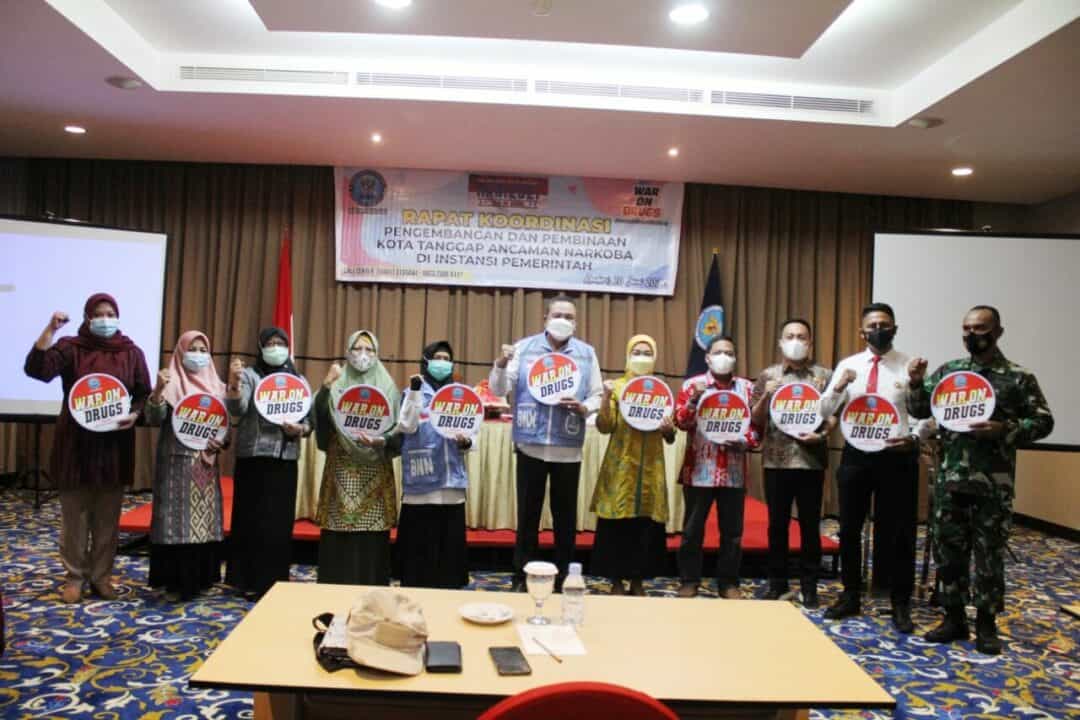 Kepala BNNP Sultra Berikan Materi Kepada Peserta Kegiatan Rapat Koordinasi Pengembangan dan Pembinaan Kota/Kabupaten Tanggap Ancaman Narkoba (KoTAN)