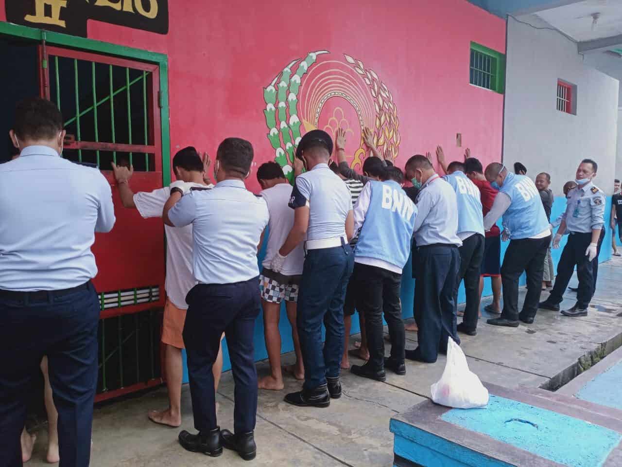 BNNP Sultra dan Divisi Pemasyarakan Kemenkumham Sulawesi Tenggara Lakukan Sidak Blok Narkoba Rutan Kelas II A Kendari. BNNP Sultra dan Divisi Pemasyarakan Kemenkumham Sulawesi Tenggara Lakukan Sidak Blok Narkoba Rutan Kelas II A Kendari.