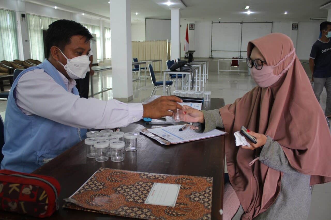Sebanyak 155 orang Calon Wisudawan wisudawati Fakultas Tarbiyah dan Ilmu Keguruan IAIN Kendari Lakukan Tes Urine Narkoba. Sebanyak 155 orang Calon Wisudawan wisudawati Fakultas Tarbiyah dan Ilmu Keguruan IAIN Kendari Lakukan Tes Urine Narkoba.