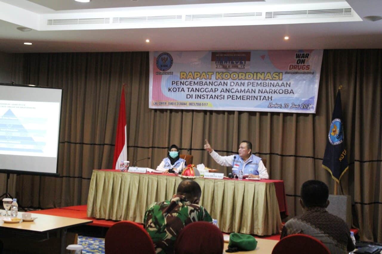 Kepala BNNP Sultra Berikan Materi Kepada Peserta Kegiatan Rapat Koordinasi Pengembangan dan Pembinaan Kota/Kabupaten Tanggap Ancaman Narkoba (KoTAN) Kepala BNNP Sultra Berikan Materi Kepada Peserta Kegiatan Rapat Koordinasi Pengembangan dan Pembinaan Kota/Kabupaten Tanggap Ancaman Narkoba (KoTAN)