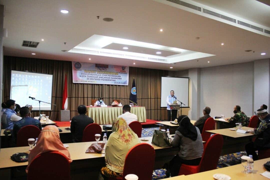 Kepala BNNP Sultra Berikan Materi Kepada Peserta Kegiatan Rapat Koordinasi Pengembangan dan Pembinaan Kota/Kabupaten Tanggap Ancaman Narkoba (KoTAN)