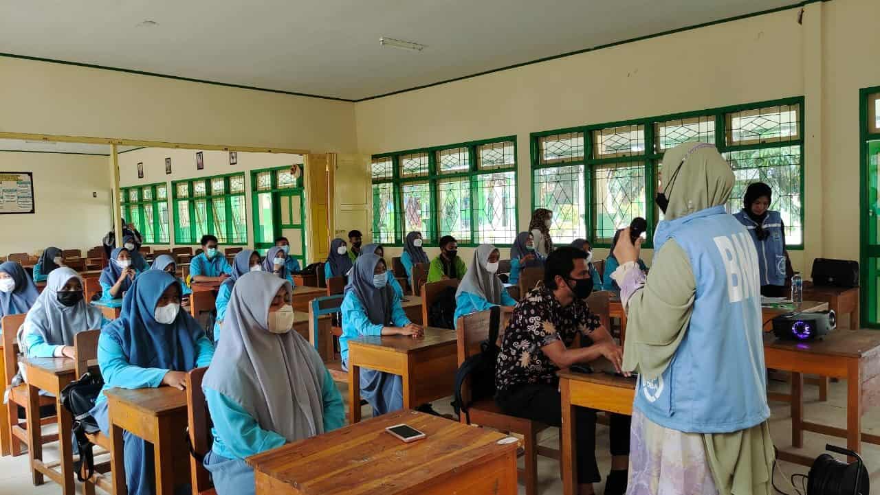 BNNP Sultra Bekali Ketahanan Diri Anti Narkoba Pada Siswa-siswi SMAN 2 Kendari BNNP Sultra Bekali Ketahanan Diri Anti Narkoba Pada Siswa-siswi SMAN 2 Kendari