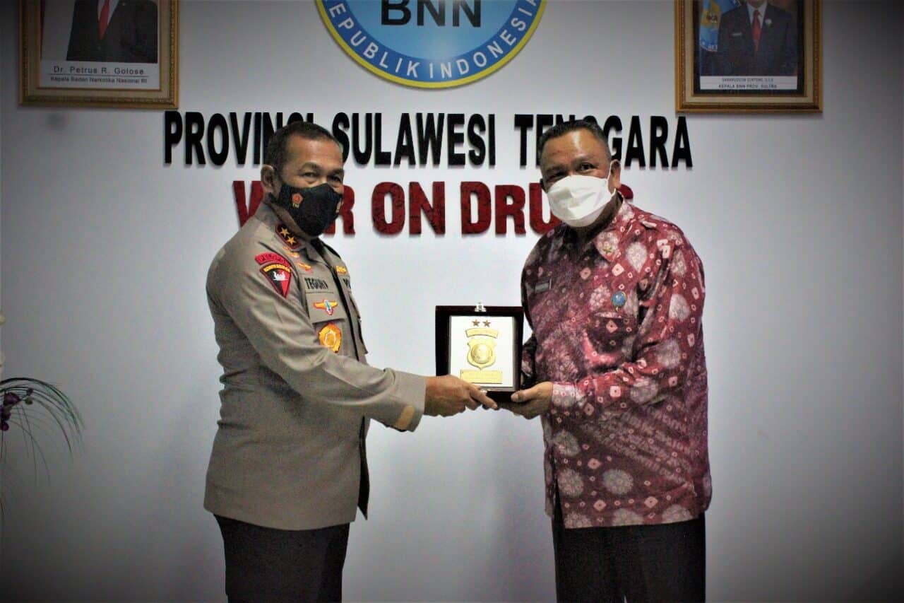 Kapolda Sultra yang Baru, Irjen Pol. Drs. Teguh Pristiwanto Silaturahmi ke BNN Provinsi Sultra. Kapolda Sultra yang Baru, Irjen Pol. Drs. Teguh Pristiwanto Silaturahmi ke BNN Provinsi Sultra.