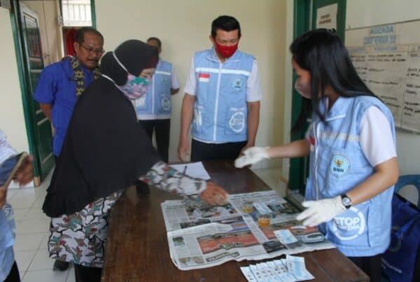 Pemberdayaan Masyarakat BNNP Sultra melaksanakan Deteksi Dini Screening Test (Test Urine Narkoba) di Lingkungan Masyarakat Kecamatan Kendari Kota Kendari