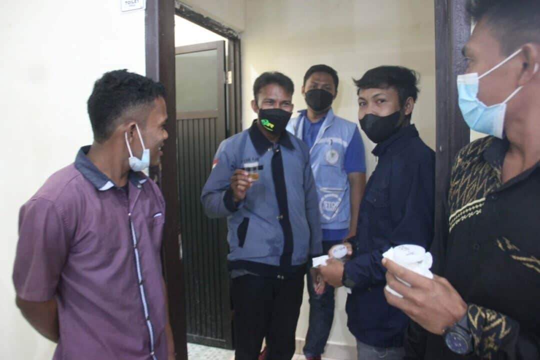 Pelaksanaan Test urine di lingkungan Pendidikan, Fakultas Tarbiyah dan Ilmu Keguruan IAIN Kendari.