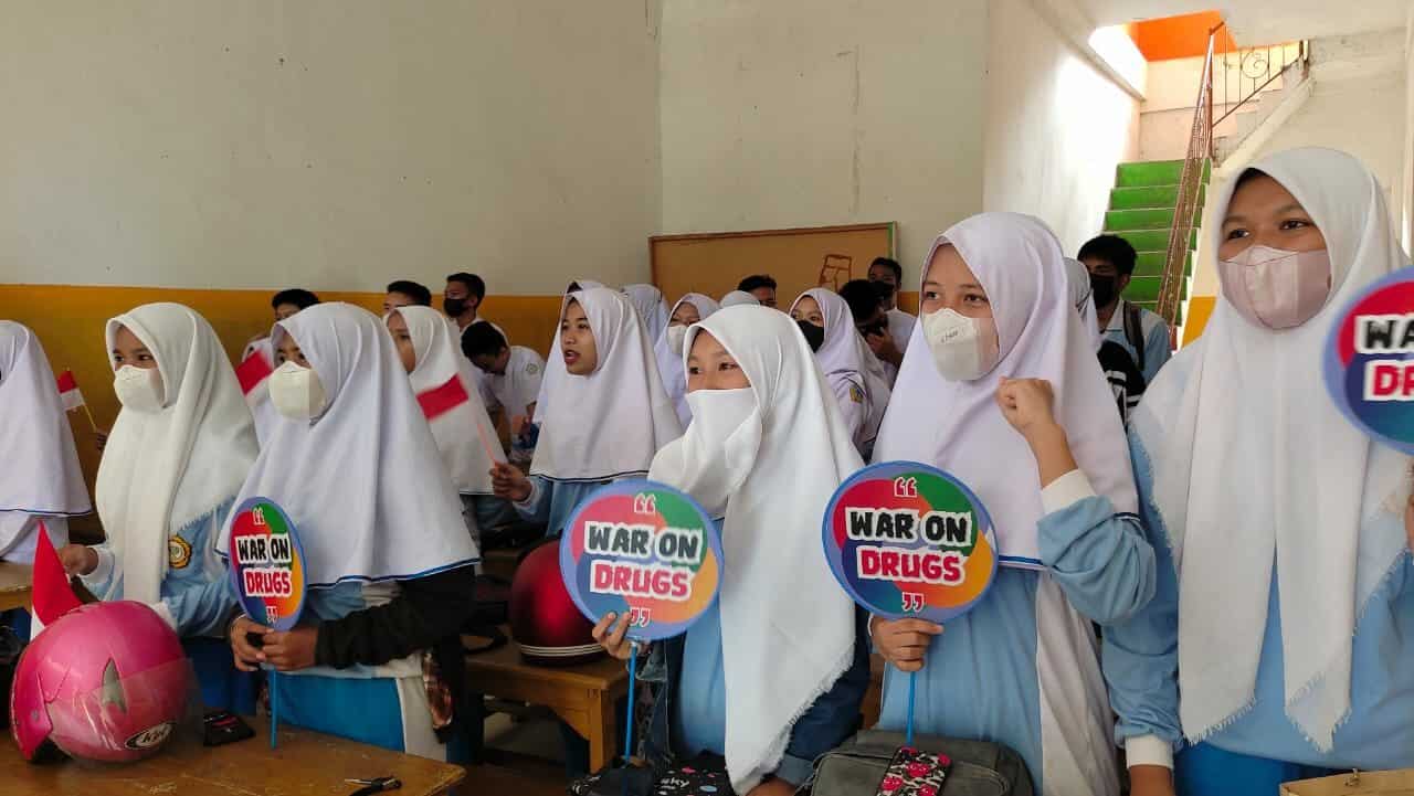 BNNP Sultra Sosialisasi P4GN dengan Gelorakan Mars BNN di SMK Kesehatan Mandonga Kota Kendari