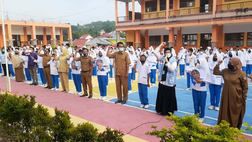 BNN Provinsi Sulawesi Tenggara Menggelorakan Mars BNN di SMP Kesehatan Mandonga Kendari.