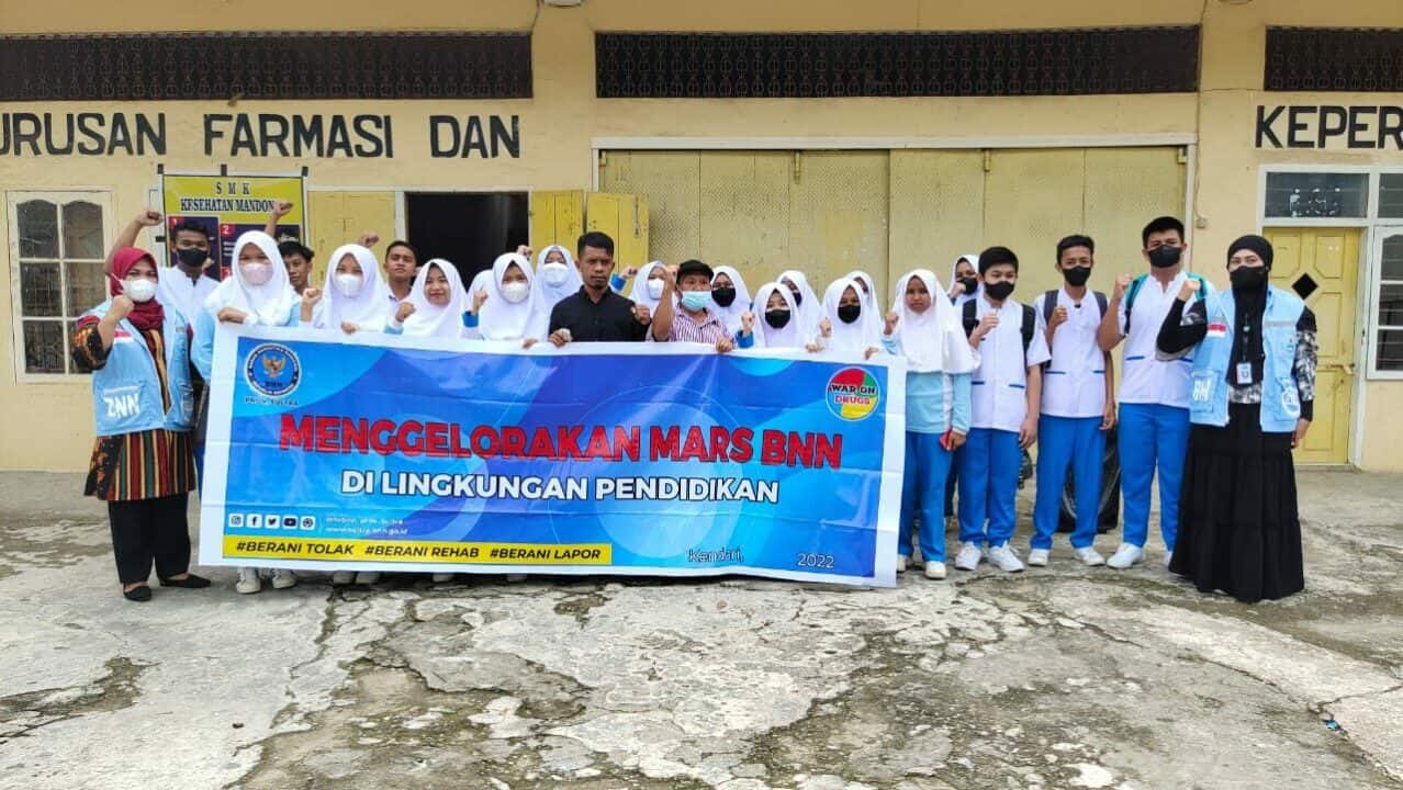 BNNP Sultra Sosialisasi P4GN dengan Gelorakan Mars BNN di SMK Kesehatan Mandonga Kota Kendari BNNP Sultra Sosialisasi P4GN dengan Gelorakan Mars BNN di SMK Kesehatan Mandonga Kota Kendari