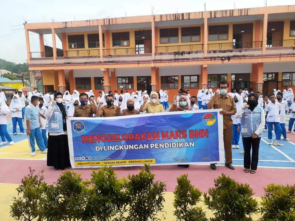 BNN Provinsi Sulawesi Tenggara Menggelorakan Mars BNN di SMP Kesehatan Mandonga Kendari.