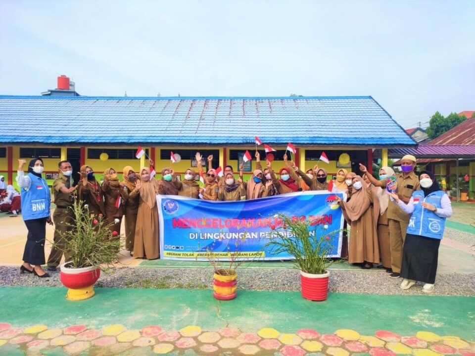 BNN Provinsi Sulawesi Tenggara Menggelorakan Mars BNN di Sekolah Dasar Negeri 96 Kendari.